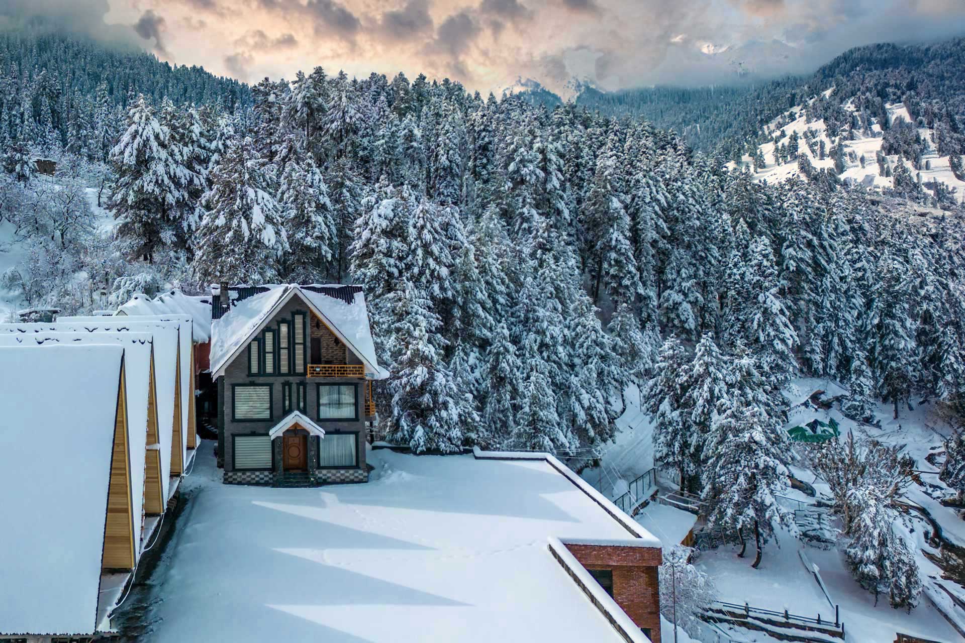 Frozen Fall Villa Gulmarg Side Image 1