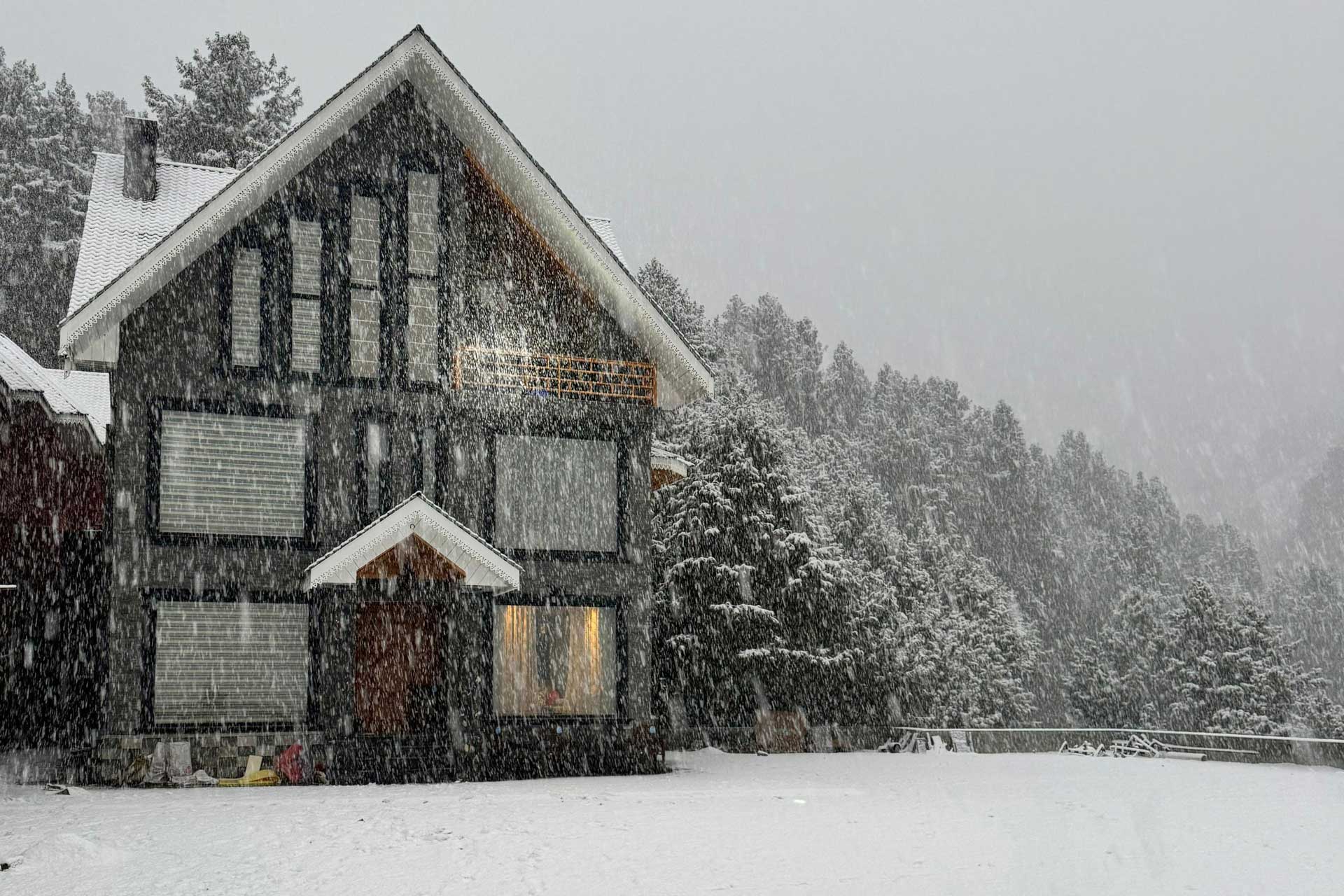 Frozen Fall Villa Gulmarg Side Image 2