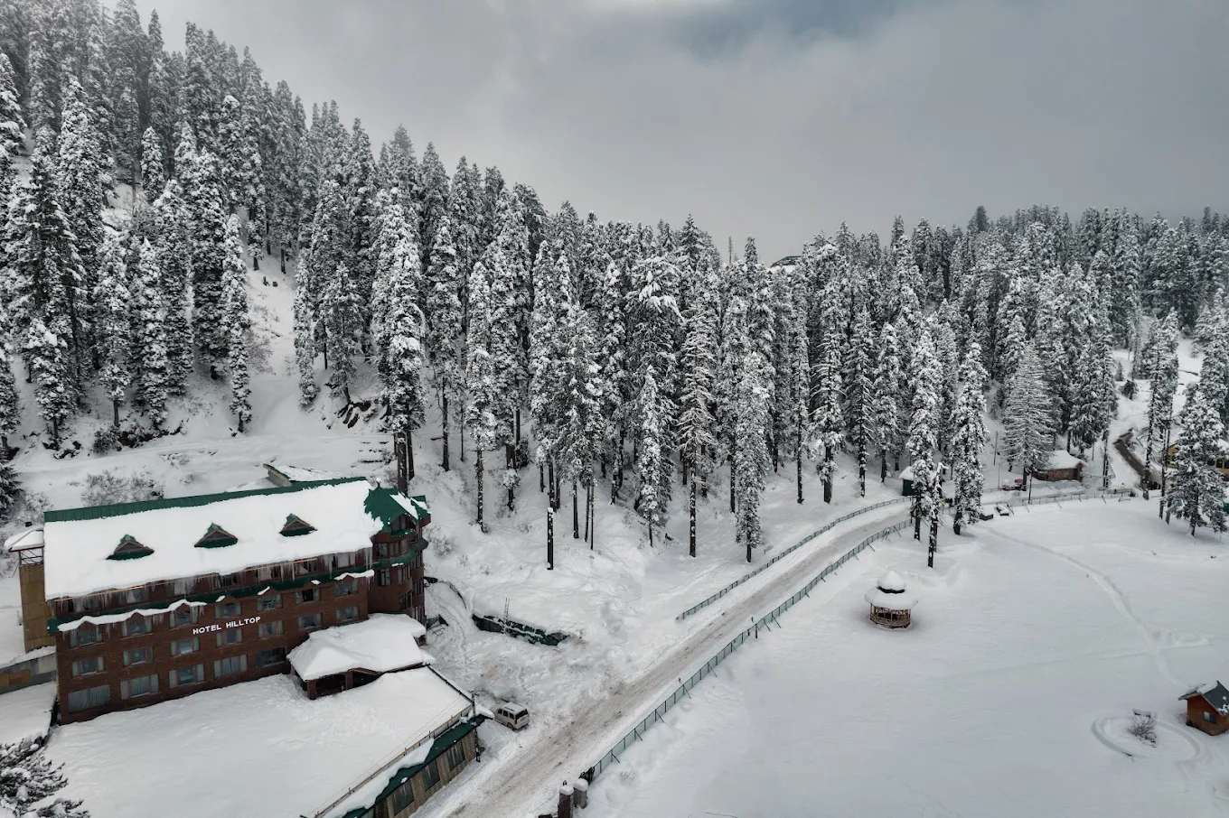 Hotel Hilltop Gulmarg Side Image 2
