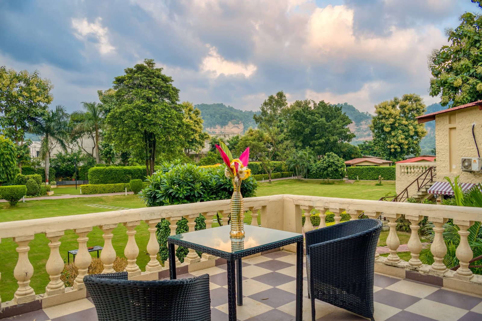 Manu Maharani Resorts & Spa Side Image 2