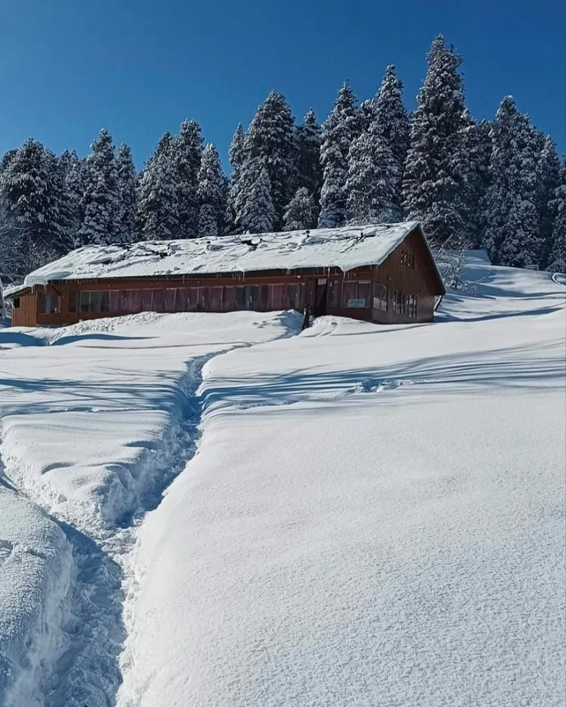Roseland Cottage Gulmarg Side Image 1